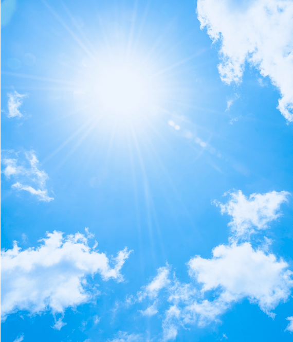 澄みきった青空と雲と太陽の写真