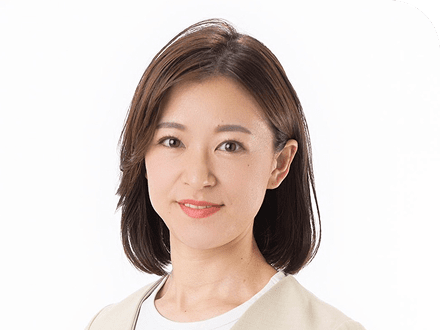 髪の毛を下ろしたファイナンシャルプランナー本人の笑顔のアップ写真